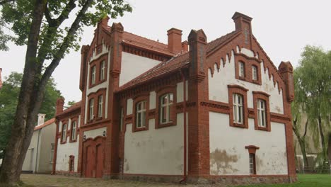 entrance to the former servants' house in hugo scheu manor