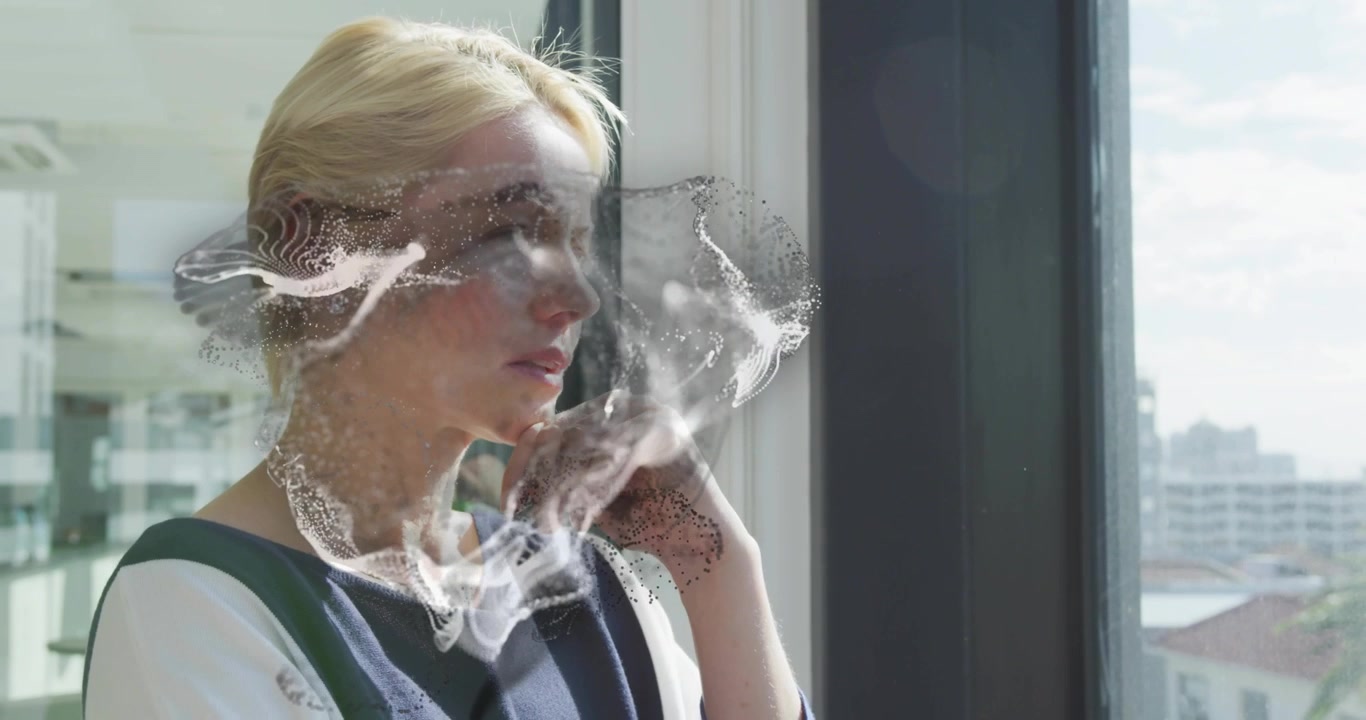Femme d'affaires appuyée sur sa main à la fenêtre d'un bureau, un tourbillon de particules se formant pour visualiser la pensée dans le domaine de la technologie.