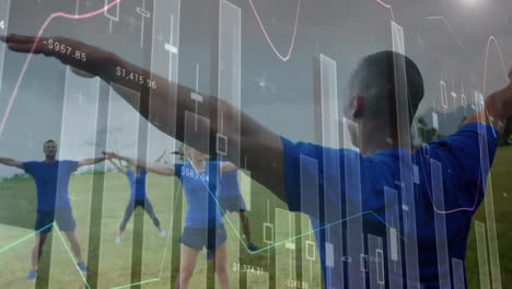 animación del procesamiento de datos sobre un grupo de hombres y mujeres que ejercen