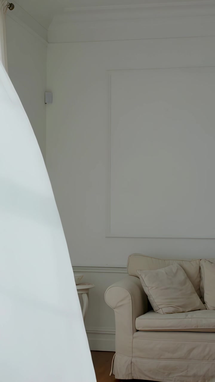 Video verticale: Tenda scorrevole che si muove nell'angolo del soggiorno, coprendo tavolo e divano, con spazio per il testo.