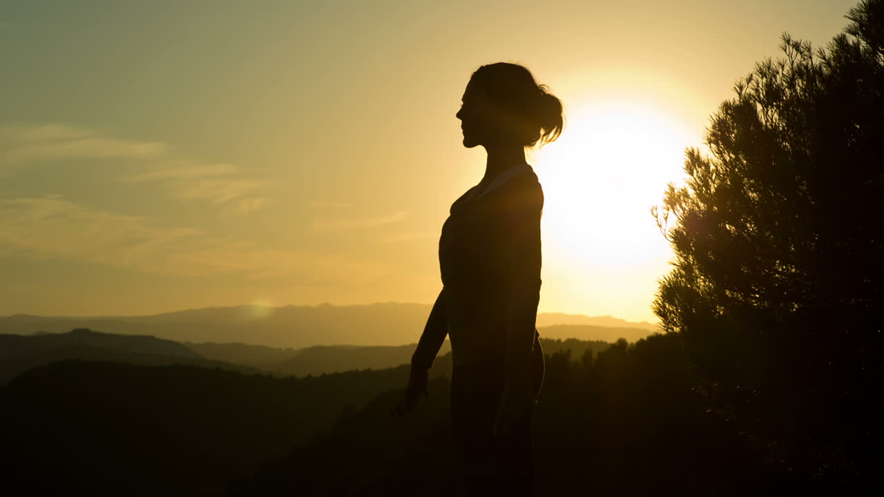 mujer haciendo yoga afuera 07