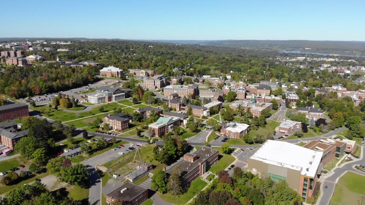 AEREA: Ripresa lenta in ascesa sopra il campus di Fredericton dell'Università del New Brunswick.