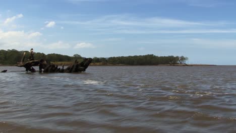 Untergetauchter-Toter-Baum-Im-Fluss-Tarcoles-In-Costa-Rica