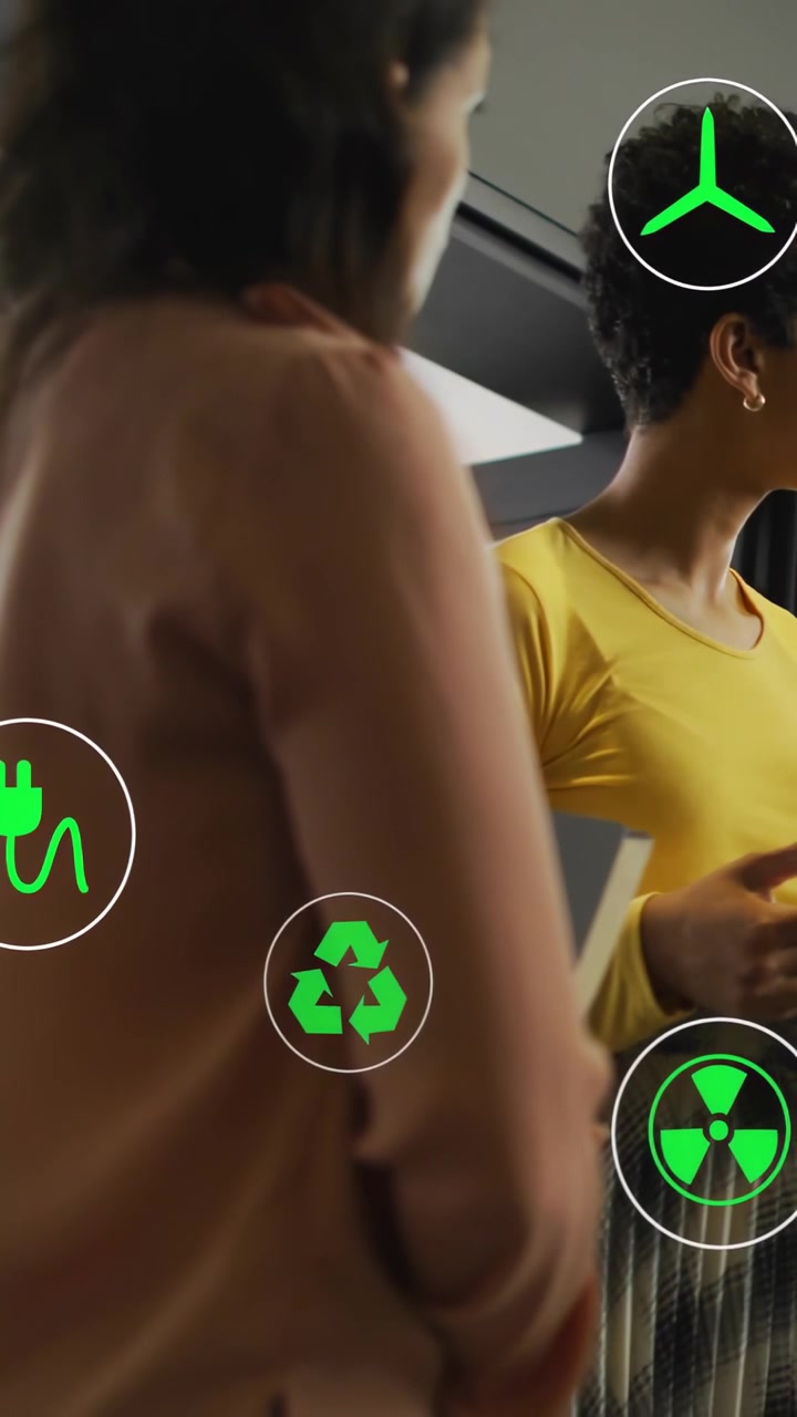 Video vertical: Charla comenzando, dos mujeres moviéndose mientras iconos verdes flotan, resaltando la energía