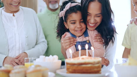 Glückliche-Familie,-Kleines-Mädchen-Und-Umarmung-Zum-Geburtstag