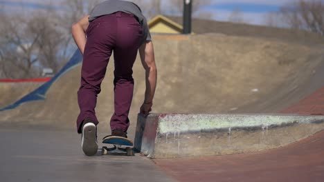 Person-Wachst-Eine-Kante-Im-Skatepark