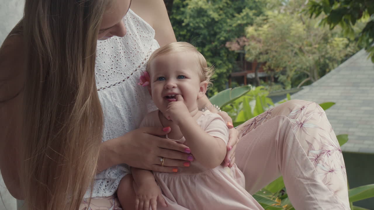 어머니 와 함께 있는 파란 눈 의 암 유아
