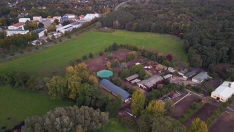 Maravillosa-Vista-Aérea-De-Vuelo-Del-Paddock-De-La-Granja-De-Caballos-En-Brandenburg-Havelland-Alemania-En-El-Día-De-Verano-De-2022