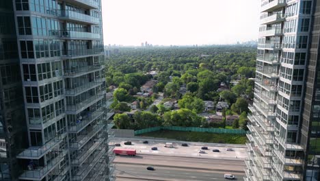 Nuevas-Torres-De-Condominios-De-Gran-Altura-Con-Vista-Al-Intenso-Tráfico-De-La-Autopista-Y-Al-Vecindario-Urbano-De-La-Ciudad.