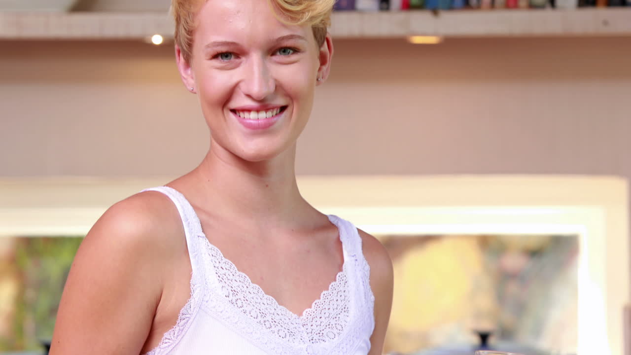 임신 한 여자 가 오렌지 주스 한 잔 을 마시고 있다