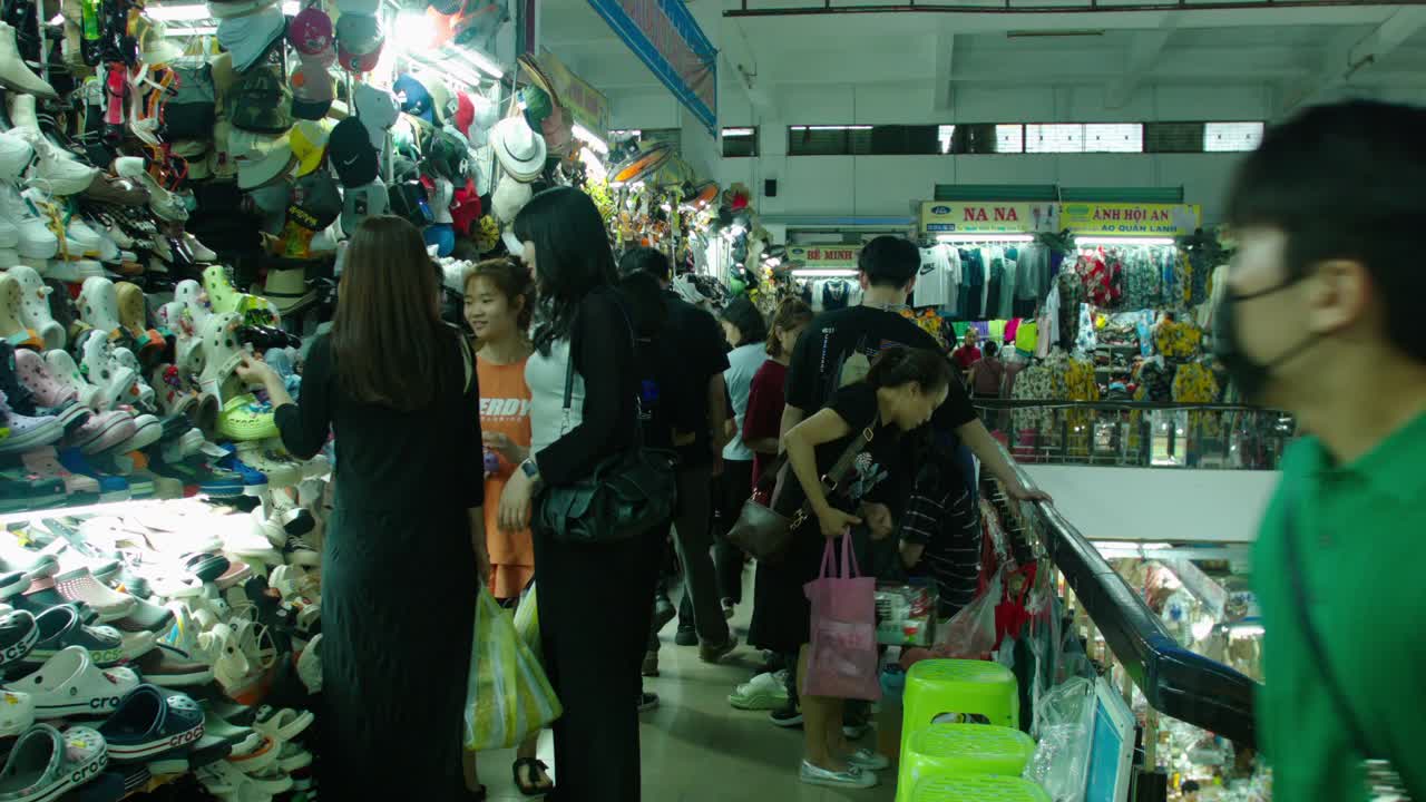 famoso mercado han con turistas coreanos comprando, da nang, vietnam