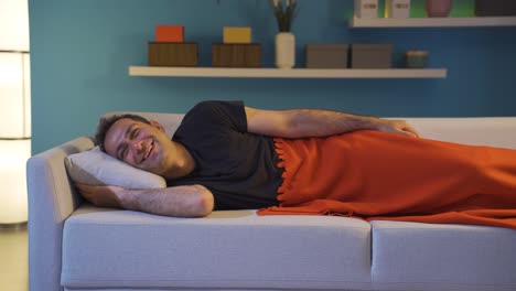 el hombre sonriendo en el sueño.