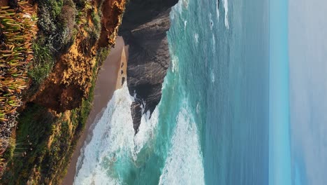 la playa de almograve con rocas de basalto negro en la costa de alentejo, portugal