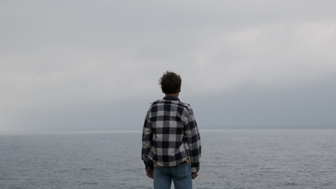 바다에서 축하하는 남자