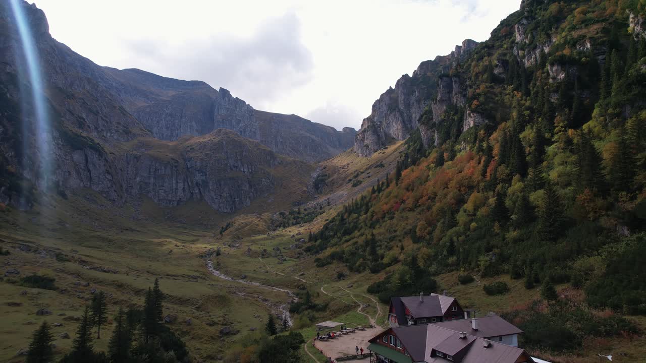 paisaje de montaña de otoño con acogedor chalet en bucegi, vista aérea
