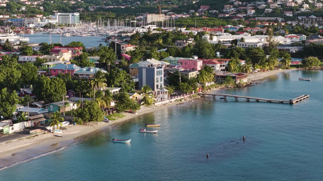 Clip cinematografica con drone della città di Gros Islet