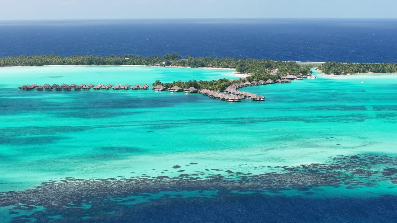Bora Bora, Fransk Polynesien. Droneoptagelse af luksuriøse all-inclusive tropiske resortvillaer over vandet