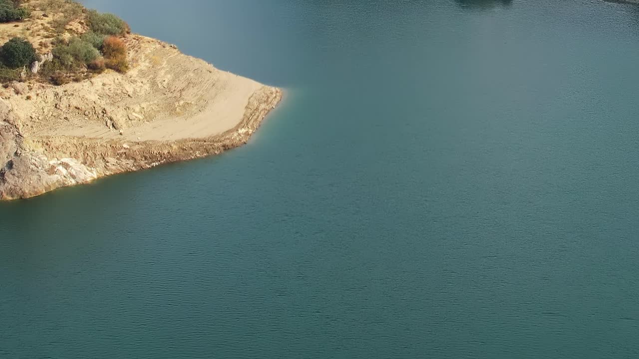 Granada offre una vista sull'acqua e sulle rocce vicino a una costa tranquilla