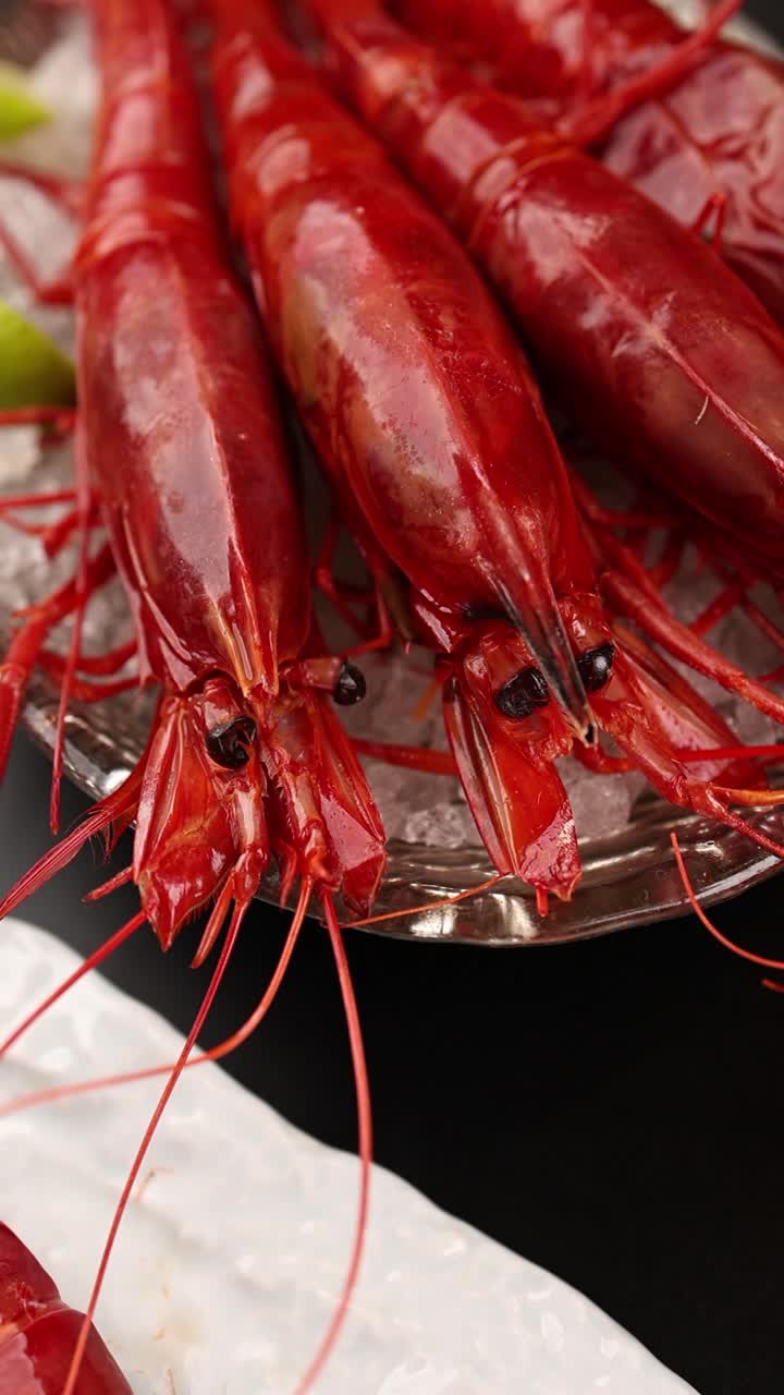 camarones rojos frescos en hielo