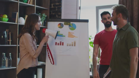 jóvenes empresarios discutiendo cerca de flip chart en la oficina