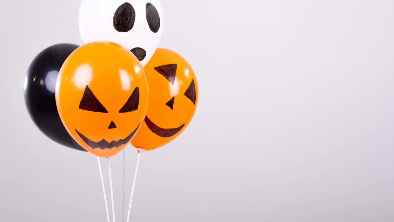 ⁇ 색 바탕에 있는 풍선의 애니메이션