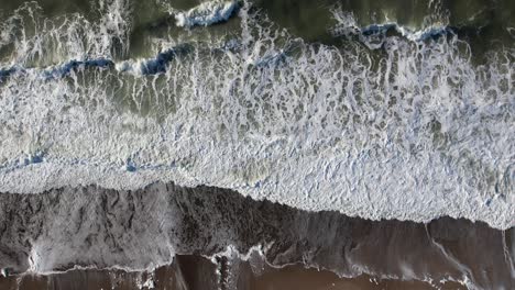 Fotografía-Cenital-De-Hermosas-Olas-Suaves-En-El-Pacífico-Océano-Azul,-Dinamarca,-Europa