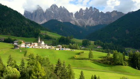 Santa-Maddalena---Dolomitas,-Paisaje-De-Italia