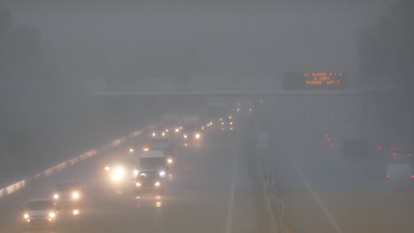 Stark-Regnerischer-Tag-Auf-Einer-Autobahn,-Viel-Verkehr,-Autolichter,-Frankreich