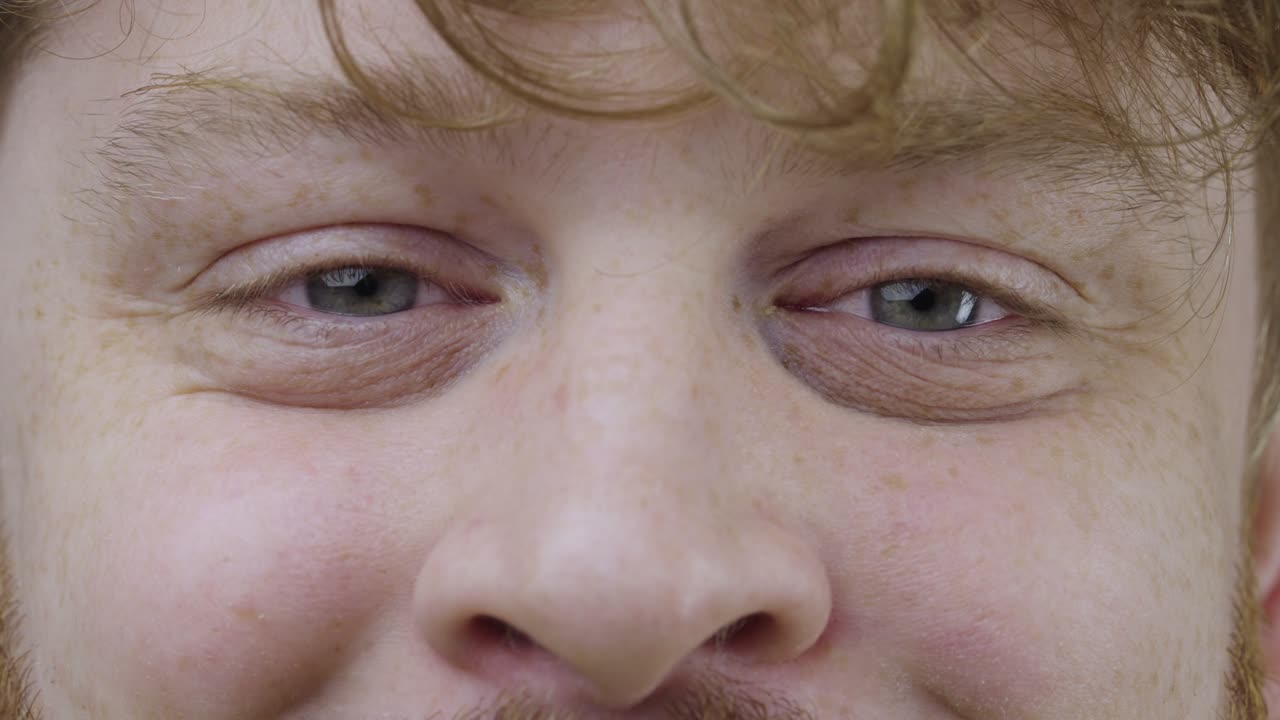 은 머리, 곱슬머리와 얼룩이 있는 남성, 카메라로 직접 바라보고 미소 짓는, 클로즈업 매크로 초상화, 슬로모션 준비 59.97fps