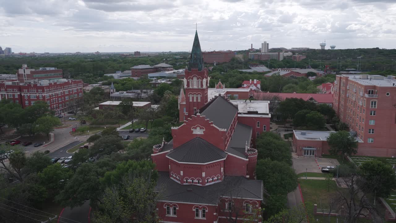 University of the Incarnate Word ligger nord for centrum i San Antonio. Dette college i Texas er hjemsted for et internationalt udvalg af studerende og er kendt for sit katolske grundlag.
