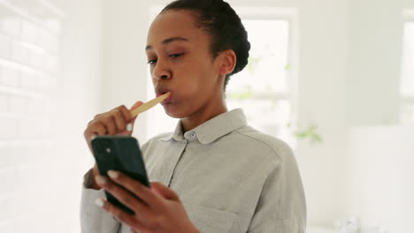 Mujer-Negra,-Teléfono-Y-Dolor-De-Muelas-En-El-Baño