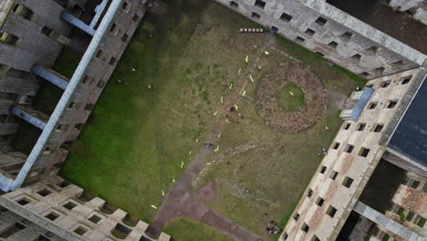 Personas-En-Las-Antiguas-Ruinas-Del-Castillo-De-Borgholm-En-Oland,-Suecia---Tiro-De-Arriba-Hacia-Abajo,-Ascenso-De-Drones-Aéreos