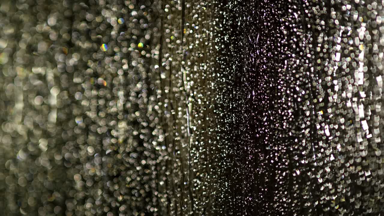 gotas de agua siguiendo hacia abajo en el fondo oscuro