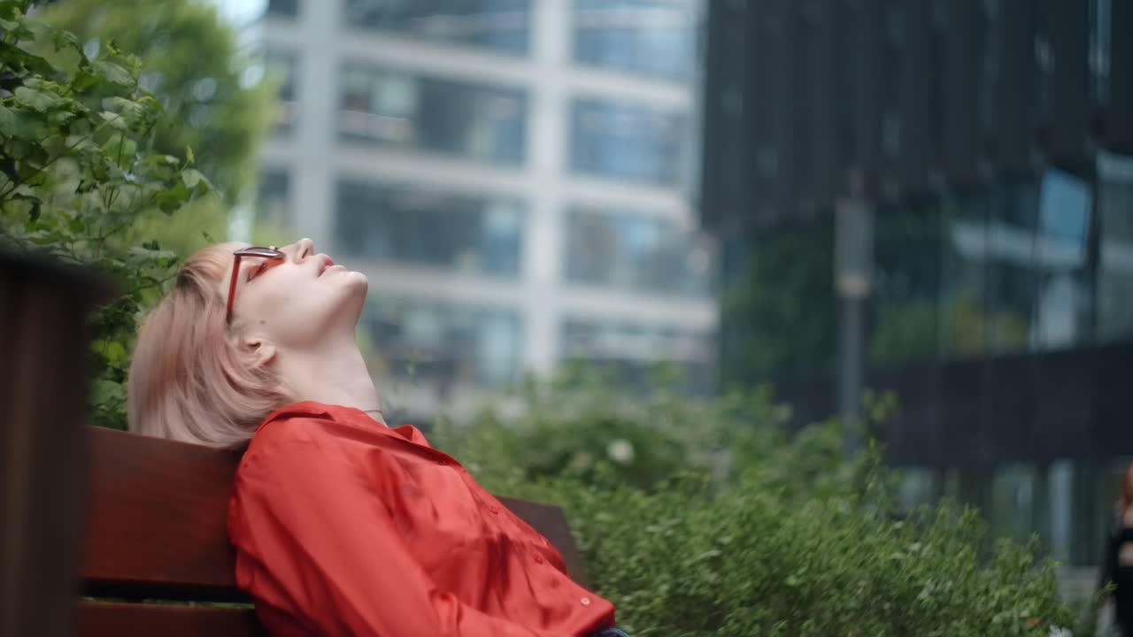 도시 공원에서 휴식을 취하는 여자