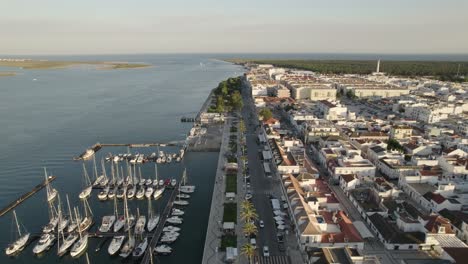 vuelo sobre vila real de santo antonio revela puerto deportivo abarrotado en el río guadiana