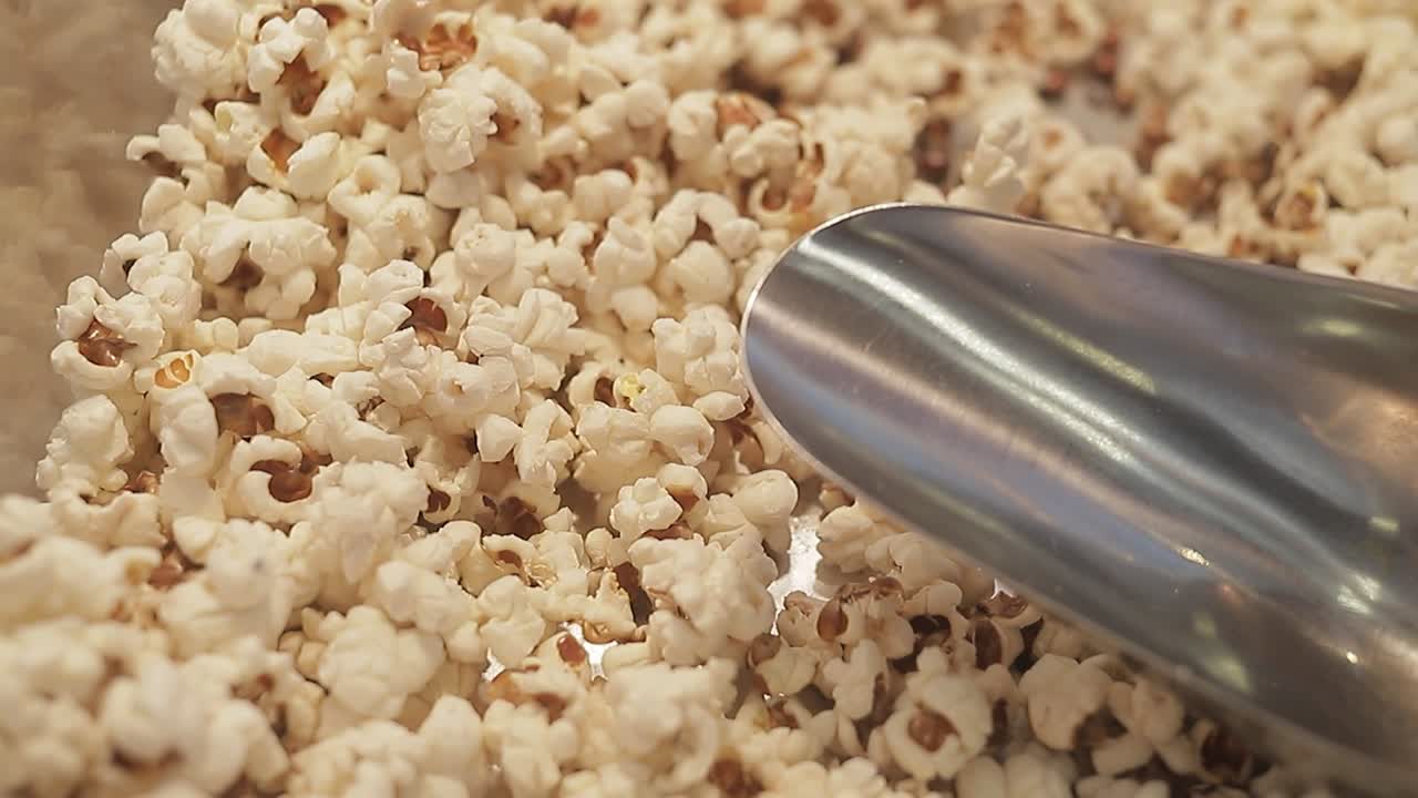 ver detalle de palomitas de maíz en la caja de cristal en hd