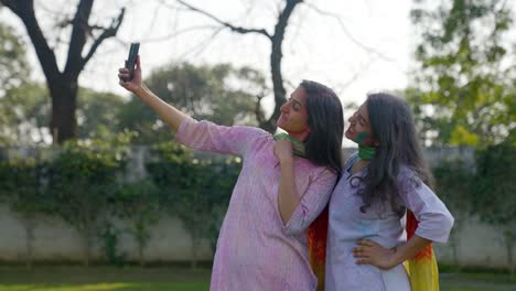 Indische-Frauen,-Die-Bei-Einem-Holi-Fest-Auf-Bilder-Klicken