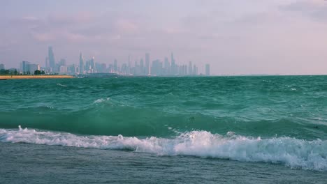 Olas-En-La-Playa-Horizonte-De-La-Ciudad-De-Chicago