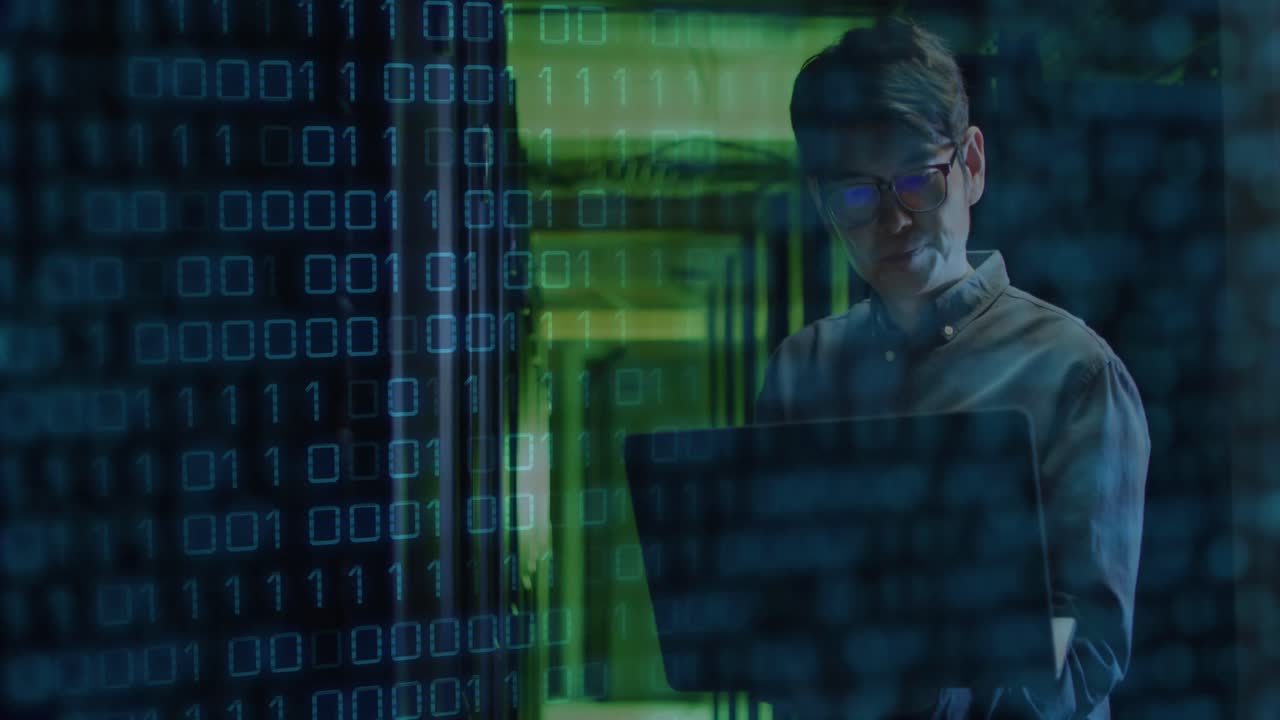 Animasjon av databehandling over kvinne som bruker nettbrett i serverrom