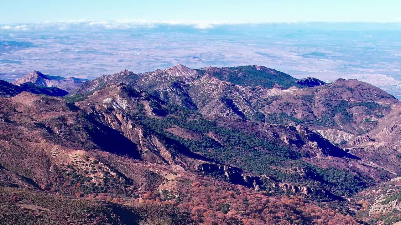 日中のグラナダ（スペイン）の山々や丘陵