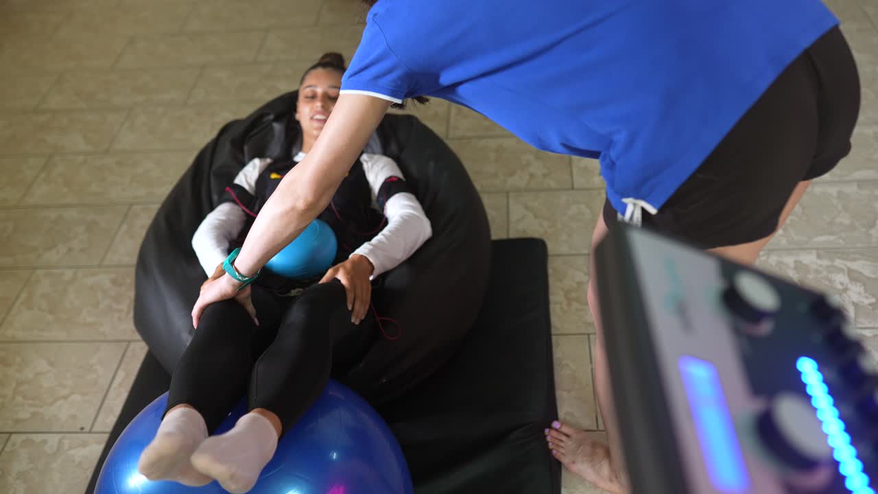 운동 공을 가진 물리 치료 세션