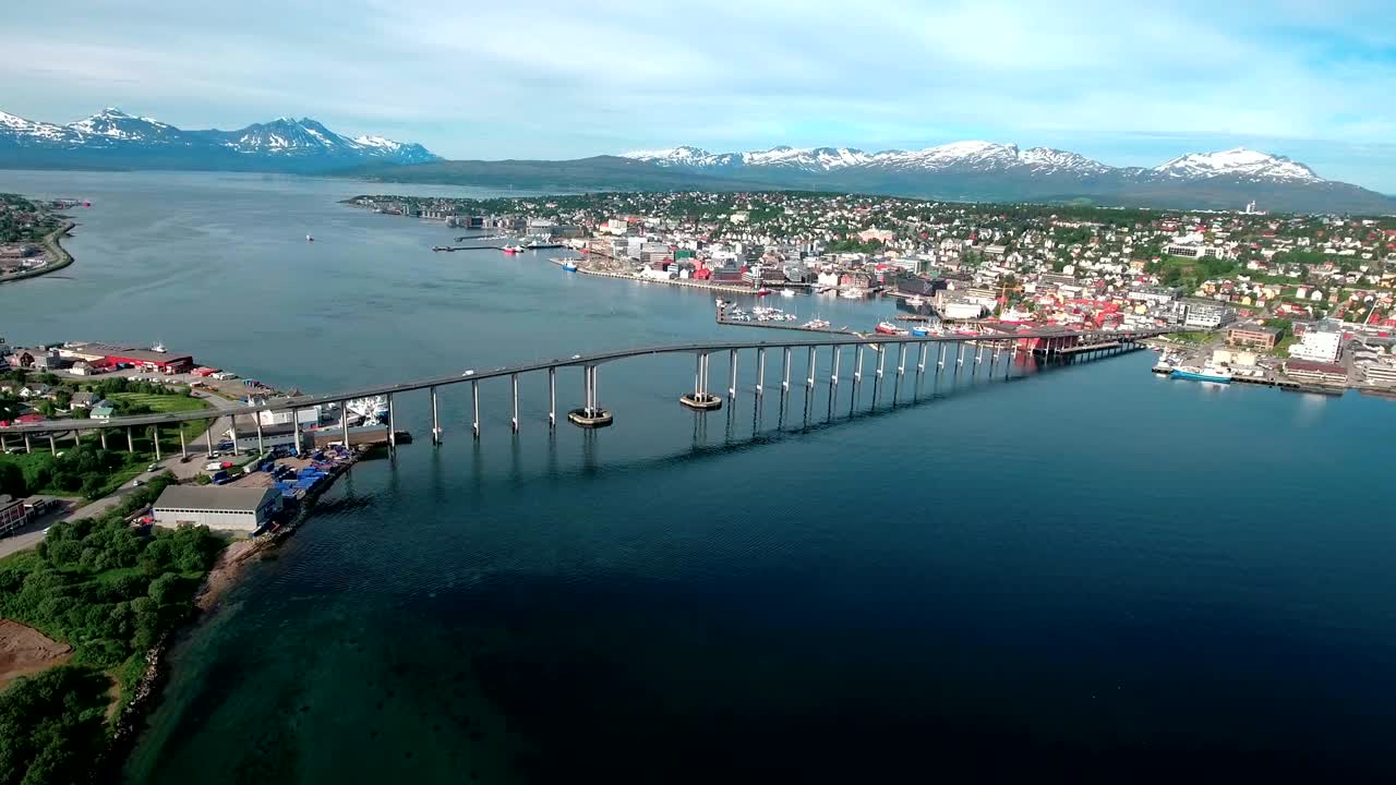 Ponte della città di Tromsø, Norvegia. Riprese aeree