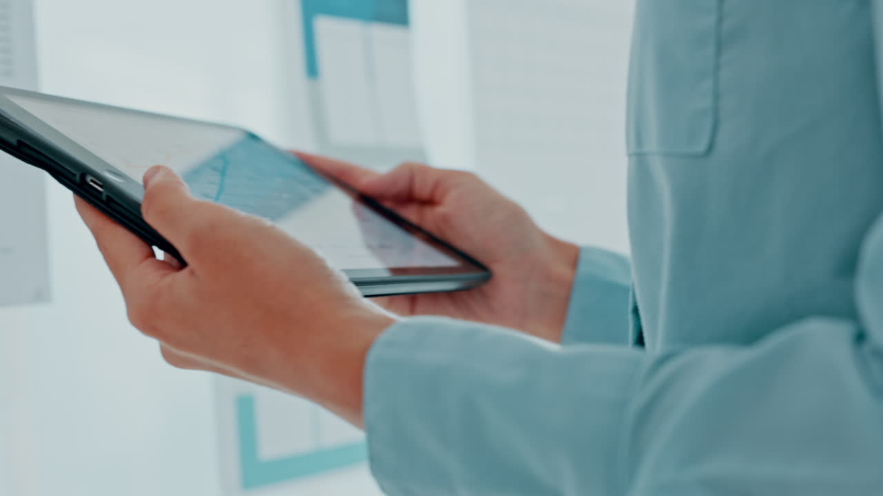 marketing, manos y trabajador con tableta digital