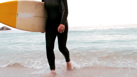 Mujer-Mayor-Corriendo-Con-Tabla-De-Surf