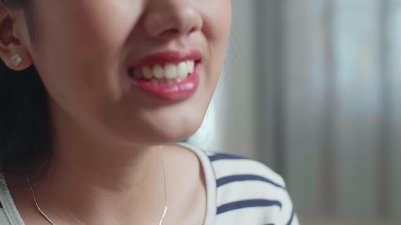 말 하는 여자 의 클로즈업