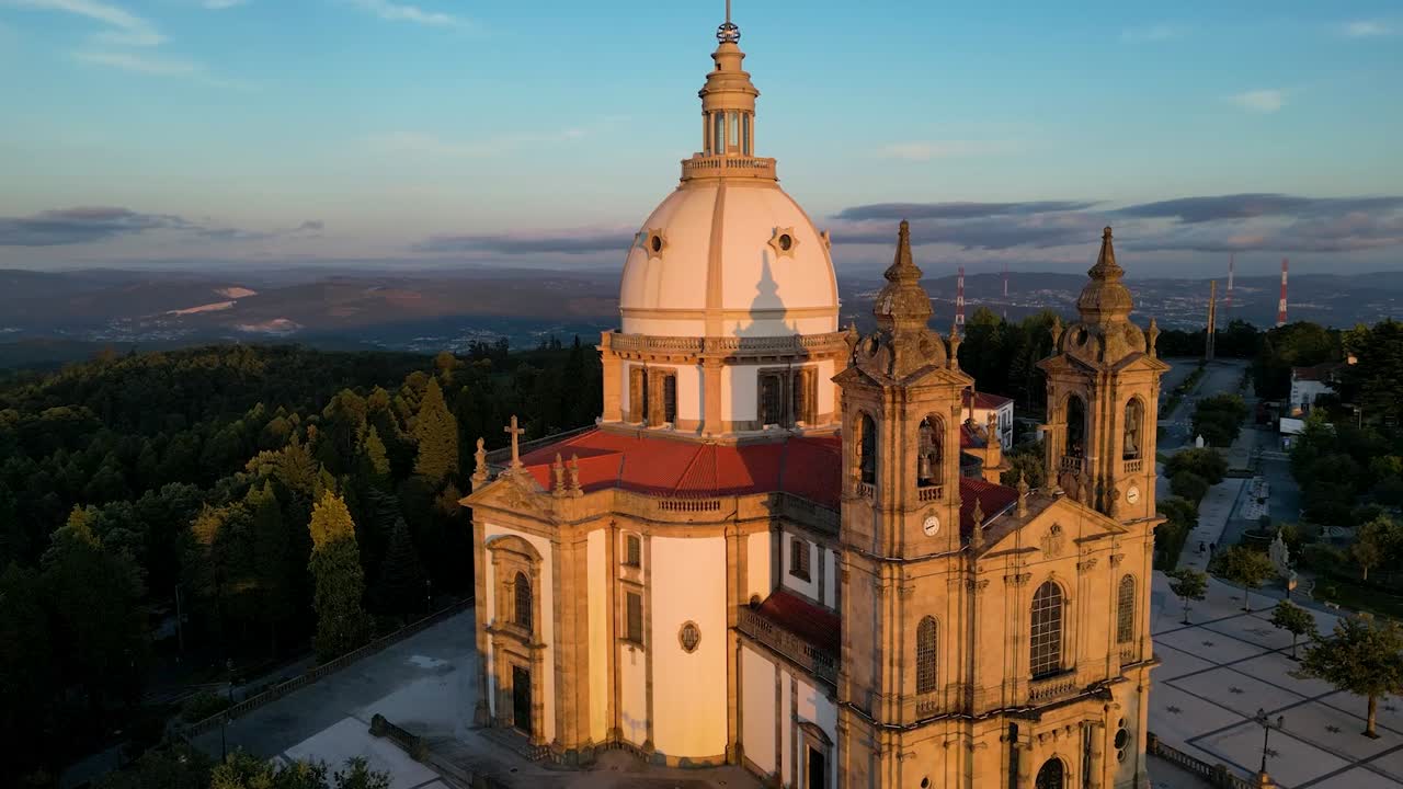 el santuario de serene sameiro y la ciudad de braga al atardecer en el norte de portugal, bom jesus braga