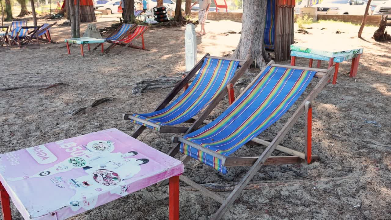 sillas de playa vacías que proyectan sombras durante todo el día