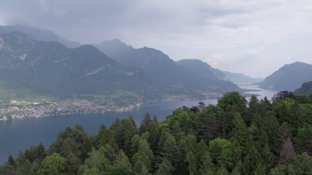 el vuelo de drones sobre bosques verdes revela el pintoresco lago como de los alpes italianos.