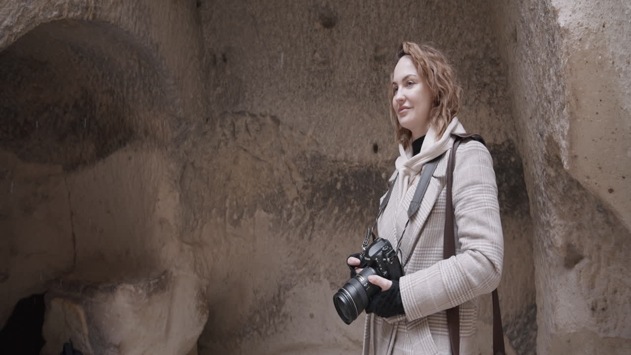 mujer tomando fotos en una cueva