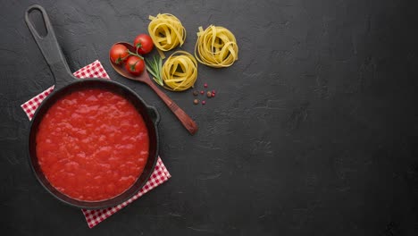 bucle de cinemagraph. burbujeando salsa de tomate caliente para la pasta, cocinando en la sartén. vista superior